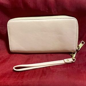 Forever 21 ladies soft pink wristlet wallet with zippered closure
